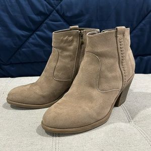Women’s size 9 1/2 zip up ankle boots